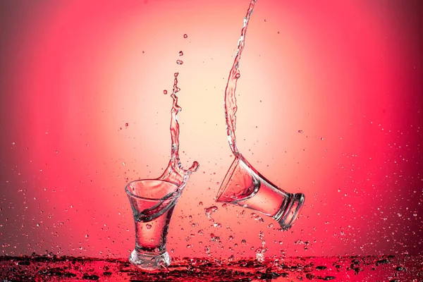 Respingo Copo Vinho Voador Com Água Vodka Fundo Gradiente Vermelho — Fotografia de Stock
