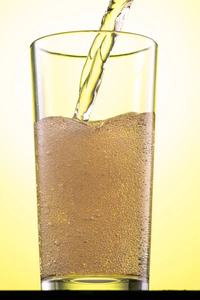 Жовтий Або Зелений Газований Лимонад Склянці Льодом Потоком Бризками — стокове фото