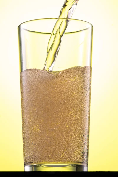 Geelgroene Koolzuurhoudende Limonade Een Glas Met Ijs Stroming Plons — Stockfoto