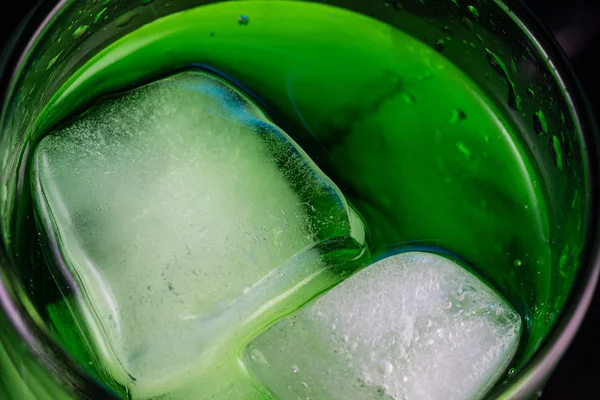 Limonata Gassata Gialla Verde Bicchiere Con Ghiaccio Scorrimento Spruzzi — Foto Stock