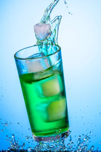 Gelbe Oder Grüne Kohlensäurehaltige Limonade Glas Mit Eis Flow Und — Stockfoto