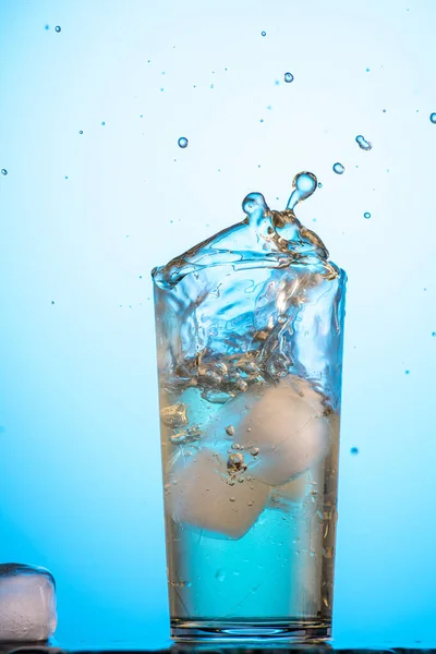 Sarı Yeşil Karbonatlı Limonata Bardakta Buz Akış Sıçrama Var — Stok fotoğraf