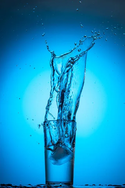 Grande Respingo Fluxo Copo Com Água Clara Fundo Ciano Azul — Fotografia de Stock