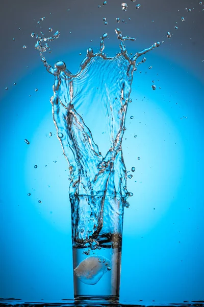 Большой Всплеск Поток Стакане Чистой Водой Голубом Синем Фоне Кубика — стоковое фото