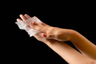 Siyah arka planda dezenfeksiyon için ellere antiseptik sıkmak.