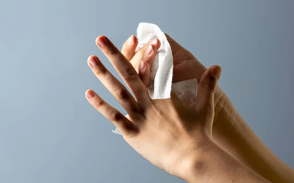 白い背景に湿った布で消毒または手をきれいにするために拭く — ストック写真