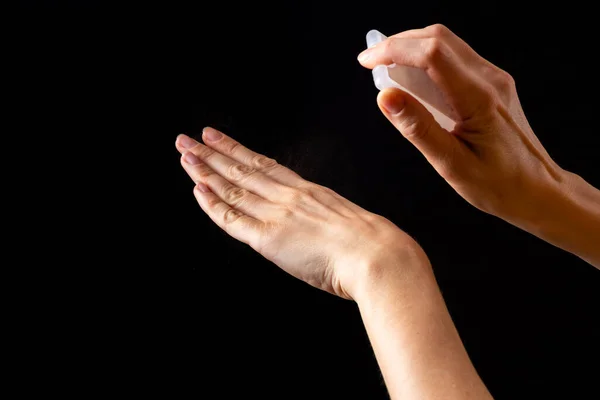 Spruzzare Antisettici Sulle Mani Disinfezione Uno Sfondo Nero — Foto Stock