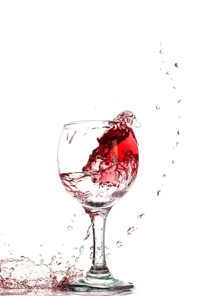 Espirro Vinho Tinto Queda Copo Redondo Fundo Branco — Fotografia de Stock