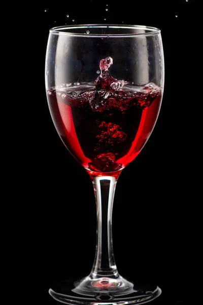 Éclaboussure Vin Rouge Tombant Dans Verre Rond Sur Fond Noir — Photo