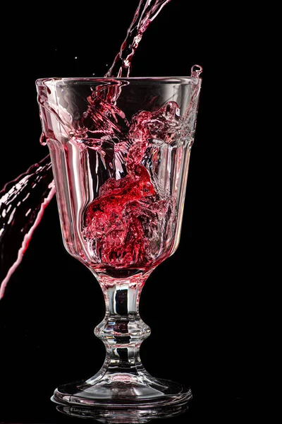 Schizzo Vino Rosso Che Cade Bicchiere Rotondo Uno Sfondo Nero — Foto Stock