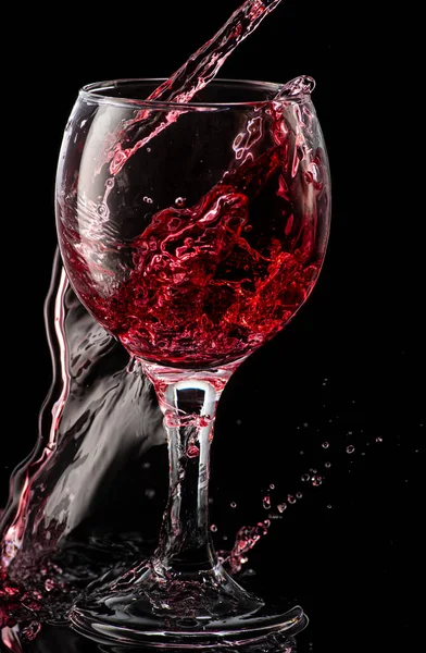 Schizzo Vino Rosso Che Cade Bicchiere Rotondo Uno Sfondo Nero — Foto Stock