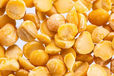 Beyaz arka planda ezilmiş bezelye yarımları