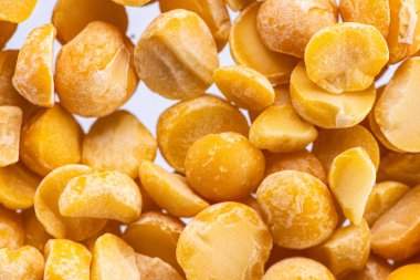 Beyaz arka planda ezilmiş bezelye yarımları