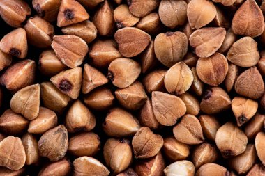 beyaz zemin üzerinde karabuğday kahverengi tohumlar