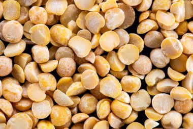 Siyah arka planda kurumuş bezelye tohumları.