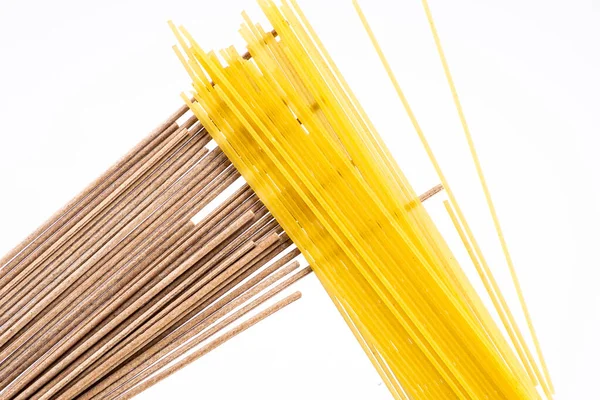 Pasta Spaghetti Schelpen Ringen Strikken Een Zwarte Witte Achtergrond Bovenaanzicht — Stockfoto