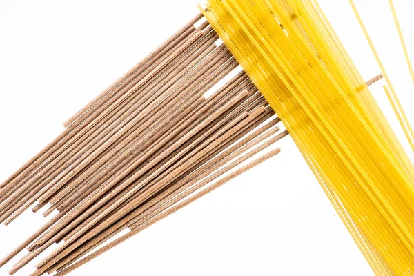 Pasta Spaghetti Schelpen Ringen Strikken Een Zwarte Witte Achtergrond Bovenaanzicht — Stockfoto