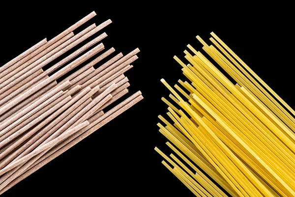 Pasta Spaghetti Skal Ringar Bågar Svart Eller Vit Bakgrund Ovanifrån — Stockfoto