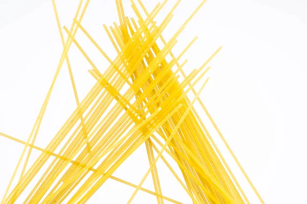Pasta Spaghetti Schelpen Ringen Strikken Een Zwarte Witte Achtergrond Bovenaanzicht — Stockfoto
