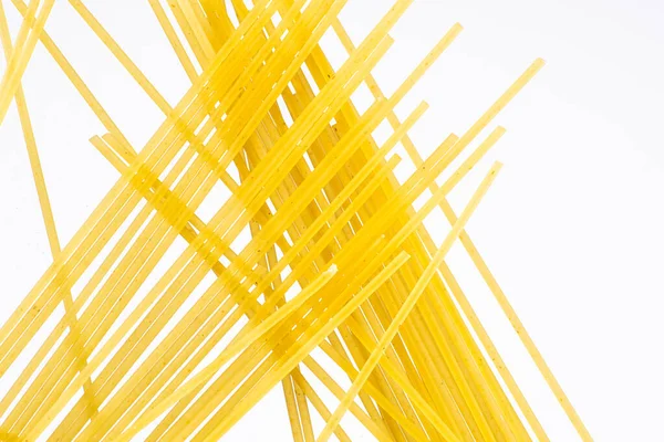 Pasta Spaghetti Schelpen Ringen Strikken Een Zwarte Witte Achtergrond Bovenaanzicht — Stockfoto