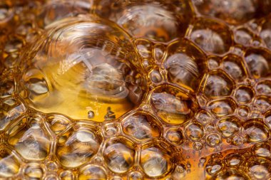 Kabarcıklı kaynamış şeker karamel ve karamelizasyona dönüşür.