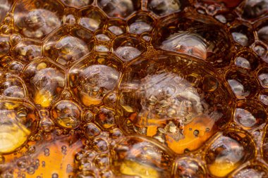 Kabarcıklı kaynamış şeker karamel ve karamelizasyona dönüşür.