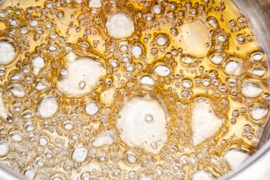 Kabarcıklı kaynamış şeker karamel ve karamelizasyona dönüşür.