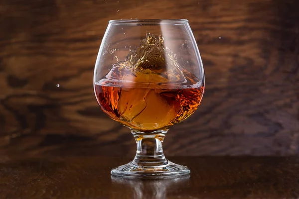 Schizzo Vetro Cognac Dalla Caduta Del Ghiaccio — Foto Stock