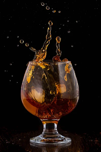 Spritzen Cognacglas Von Fallendem Eis — Stockfoto