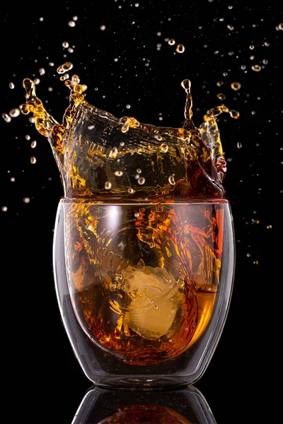 Splash Cognac Glas Van Vallend Ijs — Stockfoto