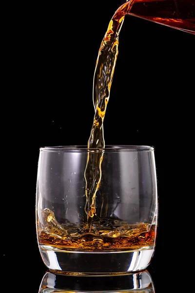 Spritzen Cognacglas Von Fallendem Eis — Stockfoto