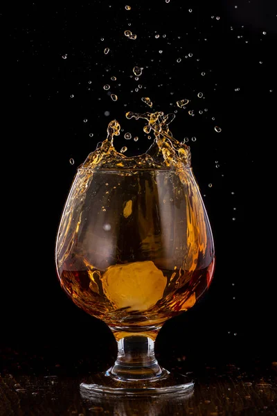 Splash Dans Verre Cognac Tomber Glace — Photo