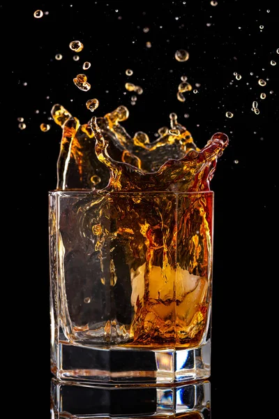 Splash Cognac Glas Van Vallend Ijs — Stockfoto