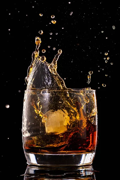 Splash Cognac Glas Van Vallend Ijs — Stockfoto