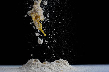 Hamur hazırlığının bileşenleri olarak un ve yumurta kabuğu