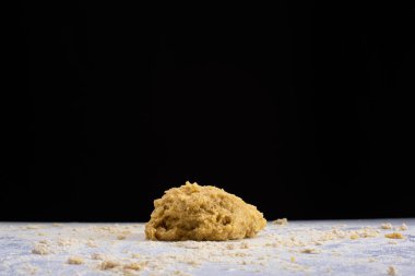 Hamur hazırlığının bileşenleri olarak un ve yumurta kabuğu