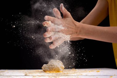 Beyaz bir yüzeyde küçük bir parça hamur yapmak.