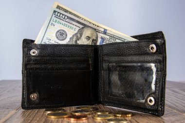 Cüzdanı ahşap arka planda 100 dolarlık banknot.