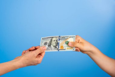Hizmet ya da satın alma ücreti olarak 100 dolar vermek.