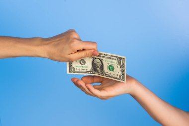 Hizmet ya da satın alma ücreti olarak 100 dolar vermek.