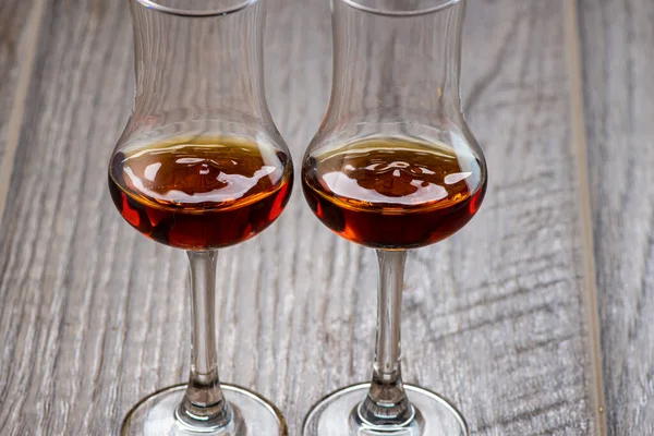Due Bicchieri Sniffer Con Cognac Onde Spruzzi Primo Piano Fondo — Foto Stock