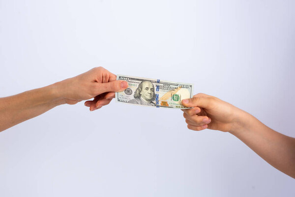 передача стодолларовой купюры в качестве оплаты за услуги или покупку
