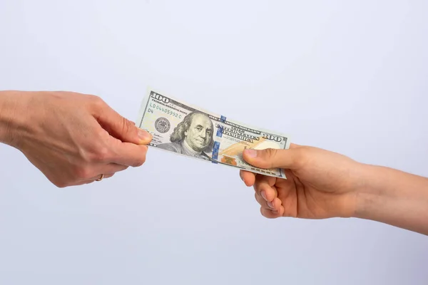 Hizmet ya da satın alma ücreti olarak 100 dolar vermek.