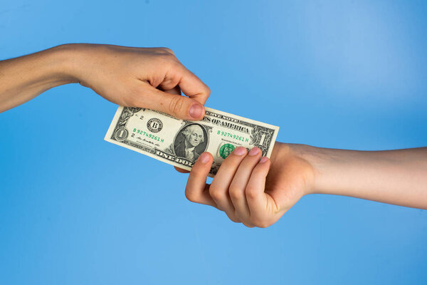 передача стодолларовой купюры в качестве оплаты за услуги или покупку
