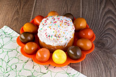 Fırında pişmiş Paskalya pastası, serpiştirilmiş.