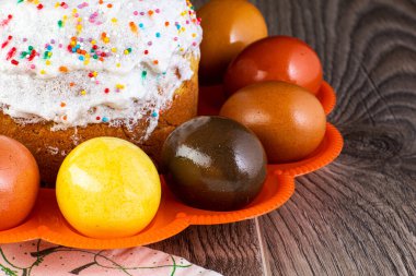 Fırında pişmiş Paskalya pastası, serpiştirilmiş.