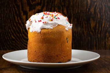 Fırında pişmiş Paskalya pastası, serpiştirilmiş.