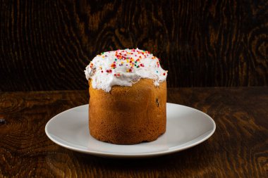 Fırında pişmiş Paskalya pastası, serpiştirilmiş.