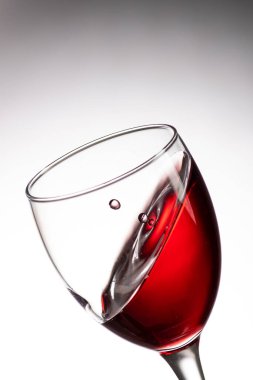 Kırmızı şarapla bardağa düşen damla ve inanılmaz bir açı.