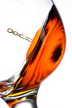 Yuvarlak bir bardağa konyak ya da viskiyle düşmek, inanılmaz bir açı.